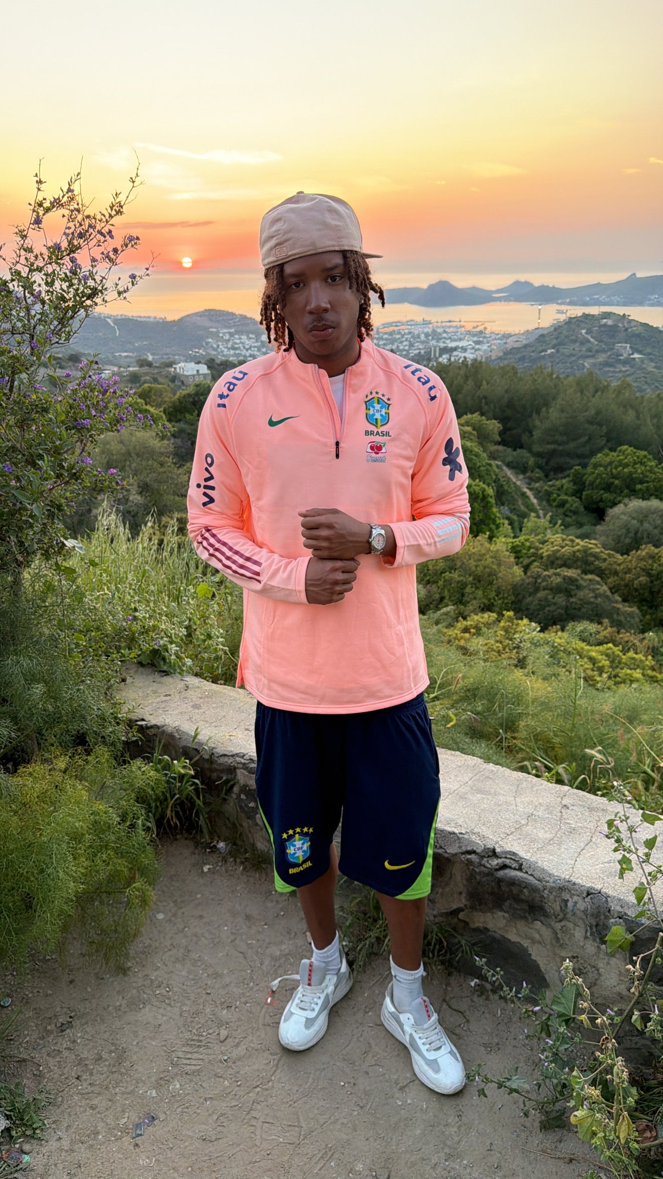 Pull zippé Brésil rose saumon – porté